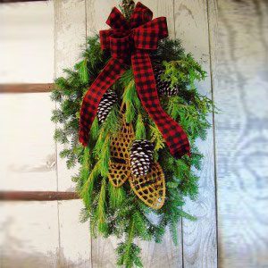 A wreath with a pair of snow shoes