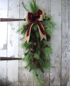 A wreath with two ribbons