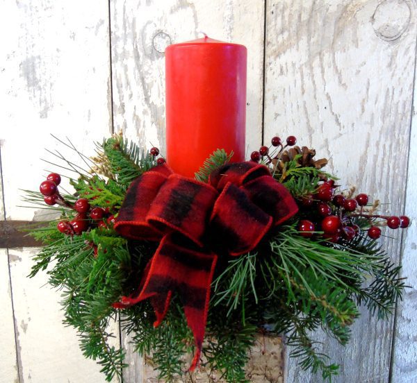 A wreath with a red candle